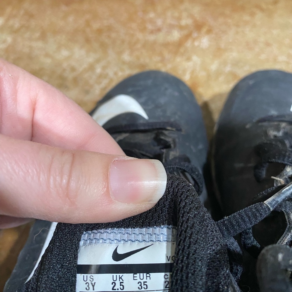 Boys gently worn Nike alpha baseball cleats.